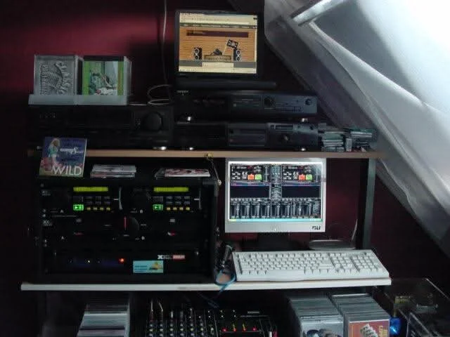 Radioapparatuur, computers en muziekdragers in een eerdere studio