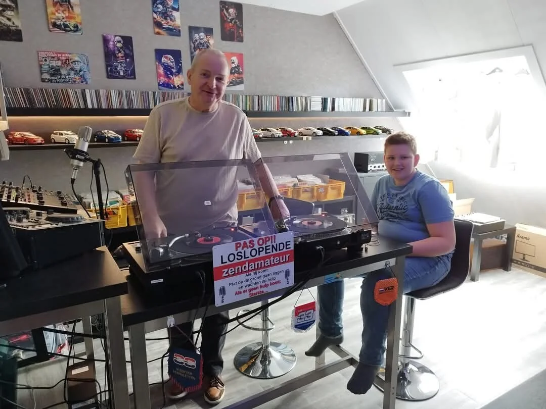 De studio van RadioRebecca.nl met draaitafels, microfoon en platen
