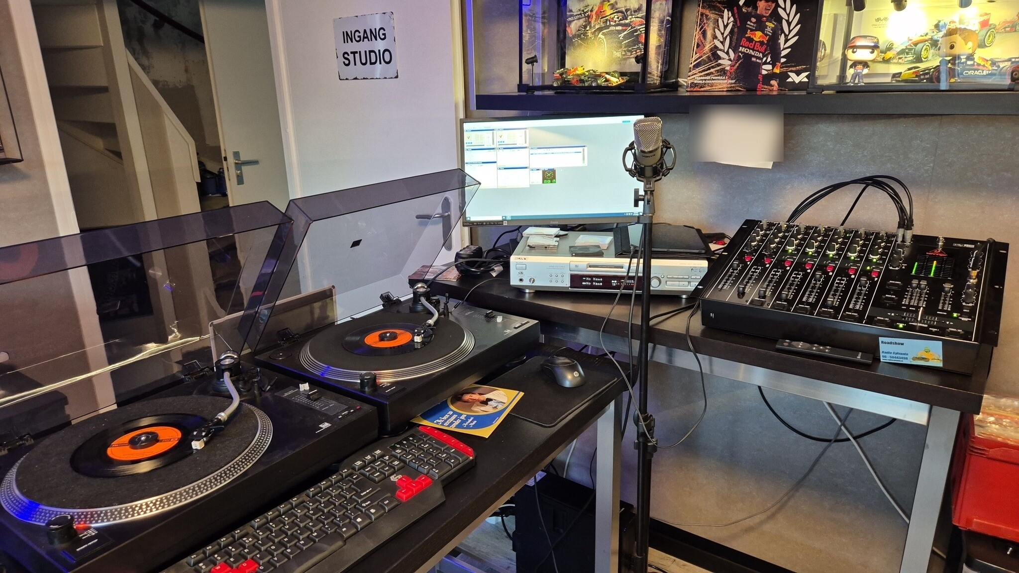 De RadioRebecca.nl-studio met draaitafels, mengpaneel en microfoon